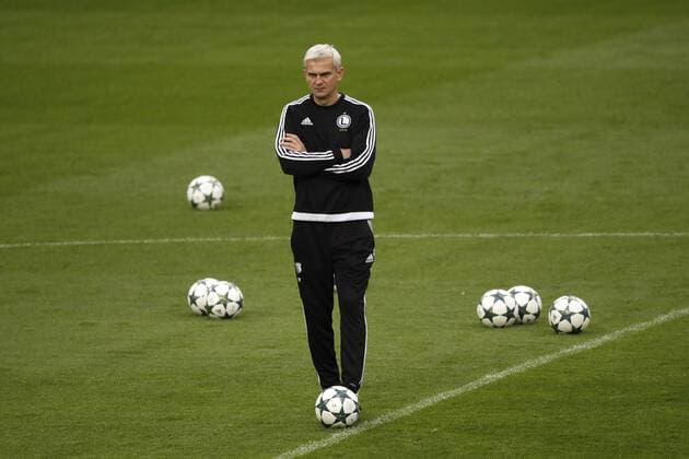Fußball, CL, Legia Warschau Training Legia Warsaw s head coach Jacek Magiera during the training held at Santiago Bernabeu stadium in Madrid, Spain on 17 October 2016. Real Madrid will face Legia Warsaw at Santiago Bernabeu stadium in Madrid in a Champions League match on 18 October. Legia Warsaw s training !ACHTUNG: NUR REDAKTIONELLE NUTZUNG!  20161017-636123315503869062