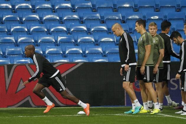 Fußball, CL, Legia Warschau Training Legia Warsaw s midfielder Steeven Langil (L) during the training held at Santiago Bernabeu stadium in Madrid, Spain on 17 October 2016. Real Madrid will face Legia Warsaw at Santiago Bernabeu stadium in Madrid in a Champions League match on 18 October. Legia Warsaw s training !ACHTUNG: NUR REDAKTIONELLE NUTZUNG!  20161017-636123316196968176