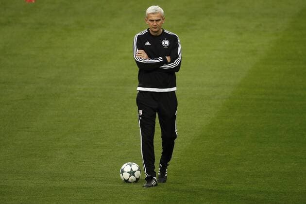 Fußball, CL, Legia Warschau Training Legia Warsaw s head coach Jacek Magiera during the training held at Santiago Bernabeu stadium in Madrid, Spain on 17 October 2016. Real Madrid will face Legia Warsaw at Santiago Bernabeu stadium in Madrid in a Champions League match on 18 October. Legia Warsaw s training !ACHTUNG: NUR REDAKTIONELLE NUTZUNG!  20161017-636123316219587886
