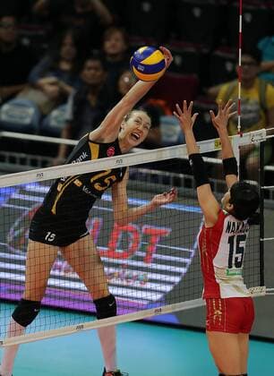(161018) -- PASAY CITY, Oct. 18, 2016 -- The United State s Kimberly Hill of VakifBank Istanbul (L) spikes the ball against Japan s Ayano Nakaoji of Hisamitsu Springs Kobe during the 2016 FIVB Women s Club World Championship WM Weltmeisterschaft in Pasay City, the Philippines, Oct. 18, 2016. VakifBank Istanbul won 3-1. ) (SP)PHILIPPINES-PASAY CITY-FIVB WOMEN S CLUB WORLD CHAMPIONSHIP RouellexUmali 