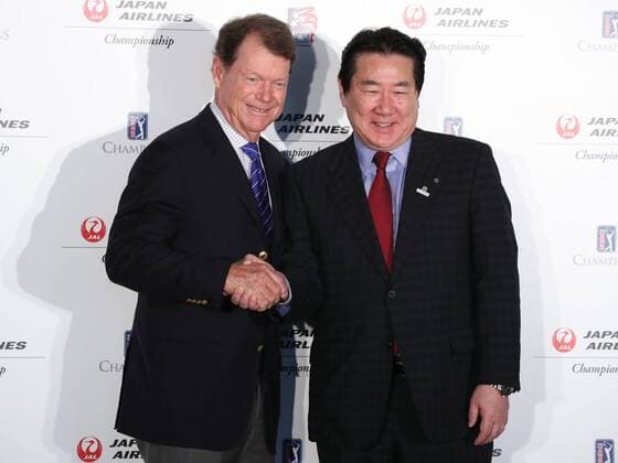 October 18, 2016, Tokyo, Japan - US golf legend Tom Watson shakes hands with Japan Airlines president Yoshiharu Ueki as they announced a PGA Golf Herren TOUR tournament will be held in Japan next year at a press conference PK Pressekonferenz in Tokyo on Tuesday, October 18, 2016. The Japan Airlines championship, the first ever PGA TOUR sanctioned event to be played in JApan will be held at the Narita Golf Club, suburban Tokyo in September 2017. Noxthirdxpartyxsales  (lwxa005466)