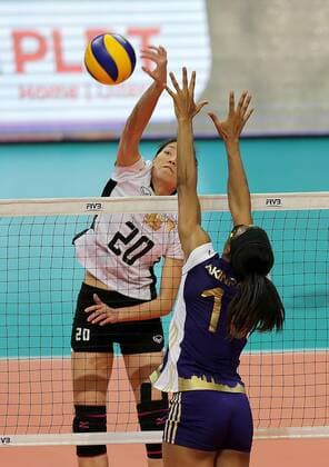 (161018) -- PASAY CITY, Oct. 18, 2016 -- Thailand s Nguyen Thi Ngoc Hoa of Bangkok Glass (Top) competes against the United States Foluke Akinradewo of Volero Zurich during the FIVB Women s Club World Championship WM Weltmeisterschaft 2016 in Pasay City, the Philippines, Oct. 18, 2016. Volero Zurich won 3-0. ) (SP)PHILIPPINES-PASAY CITY-FIVB WOMEN S CLUB WORLD CHAMPIONSHIP RouellexUmali 