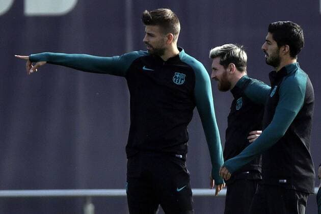 FC Barcelona Barca s players Gerard Pique (L), Leo Messi (C) and Luis Suarez participate in their team s training session at Joan Gamper city in Sant Joan Despi, Barcelona, Catalonia, north-eastern Spain, 18 October 2016. FC Barcelona will face Manchester City on 19 October in a Champions League match. FC BARCELONA TRAINING SESSION !ACHTUNG: NUR REDAKTIONELLE NUTZUNG!  20161018-636123921032770353