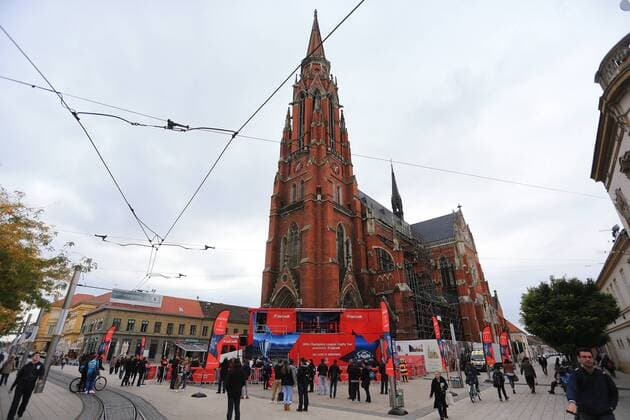 Champions League trophy - Osijek, Croatia 18.10.2016., Osijek, Croatia - At pope John Paul II square is exposed Champions League trophy. The trophy will be exposed for two days and football fans can be photographed with the trophy.  DavorxJavorovic PIXSELL