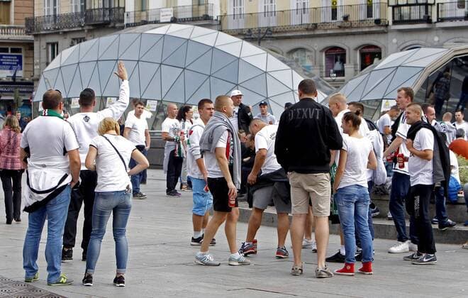 Supporters of Legia Warsaw gather at the Puerta del Sol square prior to the UEFA Champions League group stage soccer match between Legia Warsaw and Real Madrid at the Santiago Bernabeu stadium in Madrid, Spain, 18 October 2016. Ambient before Real Madrid vs. Legia Warsaw !ACHTUNG: NUR REDAKTIONELLE NUTZUNG!  20161018-636124048407369841