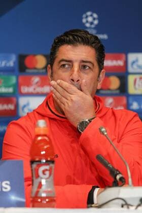 October 18, 2016 - Kiev, Ukraine - Head coach of S.L. Benfica Rui VitoÂ³ria gives press conference PK Pressekonferenz ahead of Champions League Group B match with FC Dynamo Kyiv at NSK Olimpiyskyi in Kyiv, Ukraine, October 18, 2016. SL Benfica Press Conference - UEFA Champions League  - ZUMAn230 20161018_zaa_n230_034