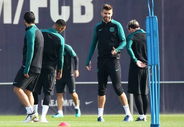 October 18, 2016 - Barcelona, Spain - Gerard Pique during the FC Barcelona Barca training, in Barcelona, on October 18, 2016. FC Barcelona Training Session and press conference PK Pressekonferenz  - ZUMAn230 20161018_zaa_n230_073