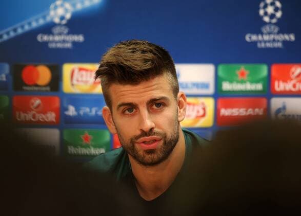 October 18, 2016 - Barcelona, Spain - Gerard Pique during the press conference PK Pressekonferenz after the FC Barcelona Barca training, in Barcelona, on October 18, 2016. FC Barcelona Training Session and Press Conference  - ZUMAn230 20161018_zaa_n230_060