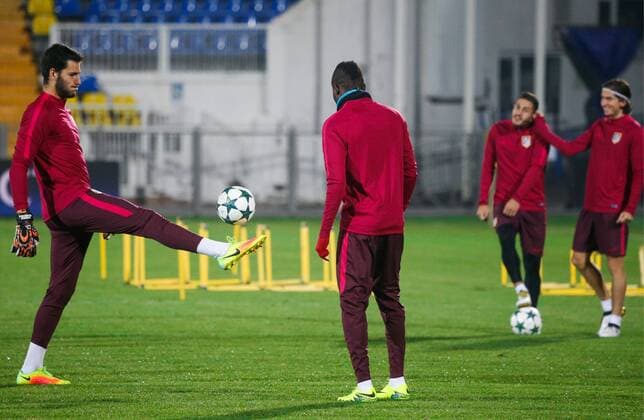 ROSTOV-ON-DON, RUSSIA - OCTOBER 18, 2016: FC Atletico Madrid s goalkeeper Andre Moreira and midfielder Thomas Partey (L-R) training for the upcoming 2016 17 Season UEFA Champions League Group D Round 3 football match against FC Rostov. Valery Matytsin TASS  TS034D7F
