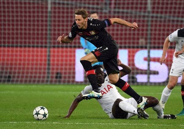 18.10.2016, xjhx, Fussball Champions League, Bayer 04 Leverkusen - Tottenham Hotspur, emspor , v.l. Victor Wanyama (Tottenham Hotspur), Stefan Kiessling Kießling (Bayer Leverkusen) Leverkusen