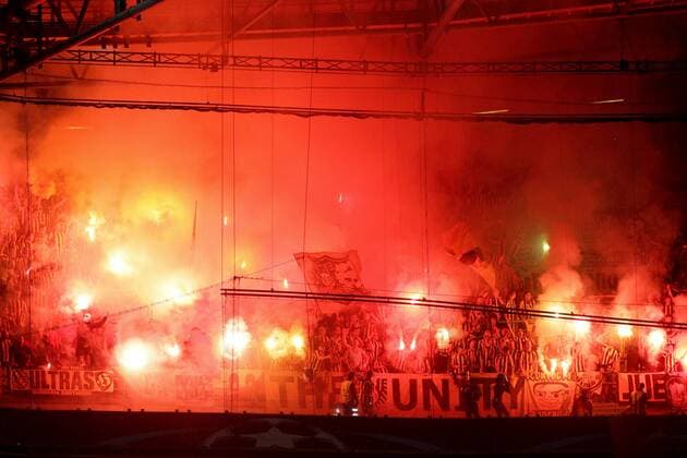 Dortmund Fans mit Bengalos, Sporting Lissabon vs. Borussia Dortmund , Fussball, Champions League, Gruppenphase, 18.10.2016, Lissabon Copyright: xLangerx xEibner-Pressefotox EP_HLR