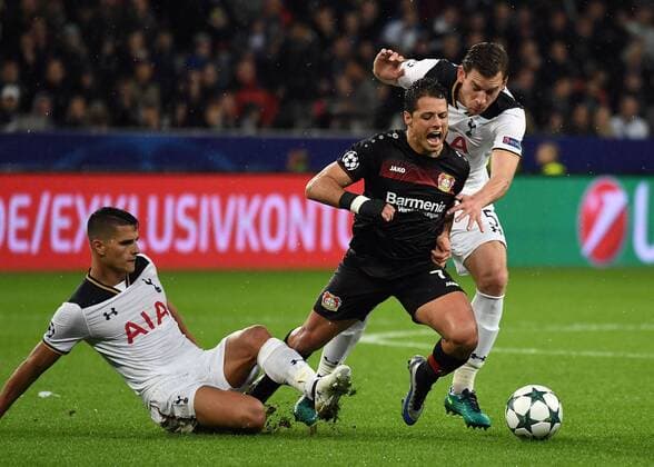 18.10.2016, xjhx, Fussball Champions League, Bayer 04 Leverkusen - Tottenham Hotspur, emspor , v.l. Erik Lamela (Tottenham Hotspur), CHICHARITO (Bayer Leverkusen), Jan Vertonghen (Tottenham Hotspur) Leverkusen