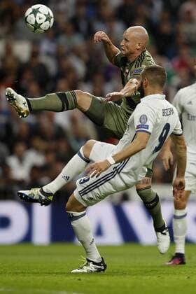 Real Madrid s French defense Karim Benzema (R) fights for the ball with Legia s Polish defense Jakub Czerwinsk during the UEFA Champions League match between Real Madrid and Legia Warsaw at Santiago Bernabeu stadium in Madrid, Spain, 18 October 2016. EFE Juanjo Martin REAL MADRID VS. LEGIA WARSAW !ACHTUNG: NUR REDAKTIONELLE NUTZUNG!  MAD001 20161018-636124220437816039