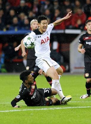 Fussball, UEFA Champions League, Herren, Saison 2016 2017, Gruppe E, 3. Spieltag, BayArena Leverkusen, Bayer Leverkusen (schwarz) - Tottenham Hotspurs (weiss); Heung-Min Son (Tottenham), Benjamin Henrichs (Leverkusen), Aktion.