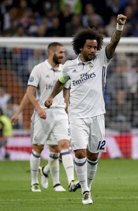 Real Madrid s Brazilian defense Marcelo Vieira (C) celebrates the second goal for the team against Legia during the UEFA Champions League match between Real Madrid and Legia Warsaw at Santiago Bernabeu stadium in Madrid, Spain, 18 October 2016. REAL MADRID VS. LEGIA WARSAW !ACHTUNG: NUR REDAKTIONELLE NUTZUNG!  MAD001 20161018-636124225191200880