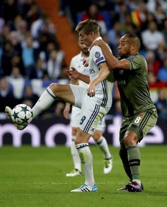 Real Madrid s German midfielder Toni Kroos fights for the ball with Legia s Belgian midfielder Vadis Odjidja during the UEFA Champions League match between Real Madrid and Legia Warsaw at Santiago Bernabeu stadium in Madrid, Spain, 18 October 2016. REAL MADRID VS. LEGIA WARSAW !ACHTUNG: NUR REDAKTIONELLE NUTZUNG!  MAD001 20161018-636124225852640880