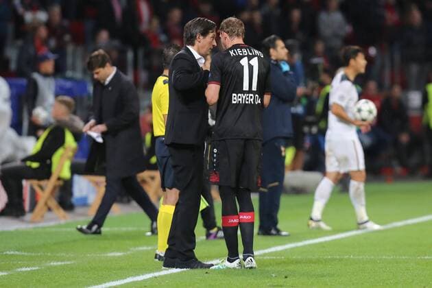 Gespr°ch zwischen Roger Schmidt (Trainer, Bayer 04 Leverkusen) und Stefan Kiessling ( 11, Bayer 04 Leverkusen) an der Seitenlinie, Bayer 04 Leverkusen vs Tottenham Hotspur, Fussball, UEFA Champions League, 18.10.2016, Leverkusen Copyright: xDeutzmannx xEibner-Pressefotox EP_cdn