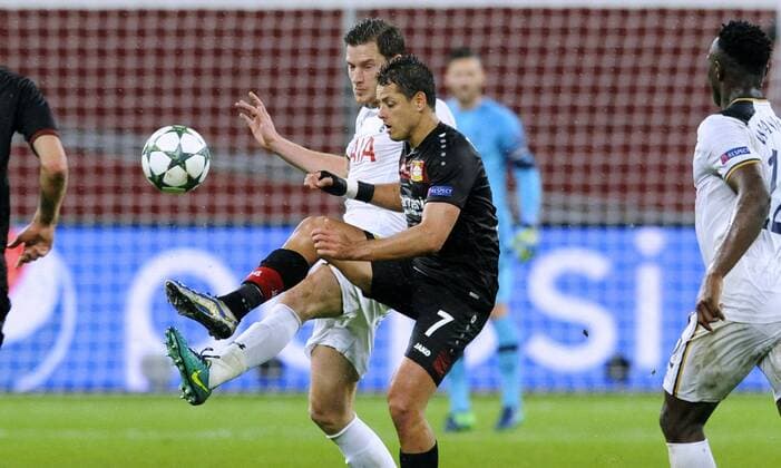 Fussball, UEFA Champions League, Herren, Saison 2016 2017, Gruppe E, 3. Spieltag, BayArena Leverkusen, Bayer Leverkusen (schwarz) - Tottenham Hotspurs (weiss); Javier Hernandez Chicharito (Leverkusen), Jan Vertonghen (Tottenham), Aktion.