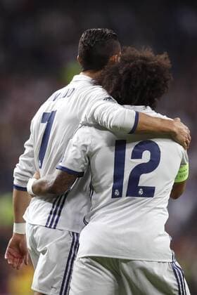 CORRECTS PHOTOGRAPHER Real Madrid s Brazilian defense Marcelo Vieira (R) celebrates his second goal for the team against Legia with Portuguese teammate Cristiano Ronaldo during the UEFA Champions League match between Real Madrid and Legia Warsaw at Santiago Bernabeu stadium in Madrid, Spain, 18 October 2016. REAL MADRID VS. LEGIA WARSAW !ACHTUNG: NUR REDAKTIONELLE NUTZUNG!  MAD001 20161018-636124236086145537