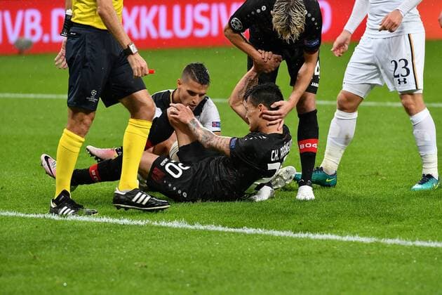 GER, Bayer Leverkusen (GER) vs. Tottenham Hotspur (GBR) 18.10.2016, BAYARENA, Leverkusen, Gruppe E, GER, Bayer Leverkusen (GER) vs. Tottenham Hotspur (GBR) im Bild: Charles Aránguiz Aranguiz (Leverkusen 20),verletzt am Boden Kevin Kampl (Leverkusen 44), hilft ihm Foto © nordphoto Meuter nordphotox xMeuter
