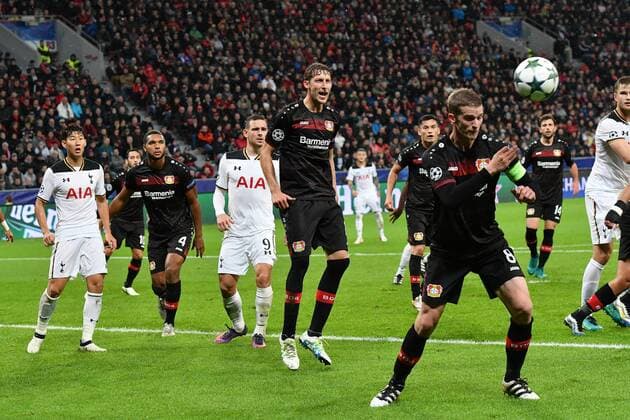 GER, Bayer Leverkusen (GER) vs. Tottenham Hotspur (GBR) 18.10.2016, BAYARENA, Leverkusen, Gruppe E, GER, Bayer Leverkusen (GER) vs. Tottenham Hotspur (GBR) im Bild: rettet durch Kopfball vor dem tor Lars Bender (Leverkusen 8), Foto © nordphoto Meuter nordphotox xMeuter