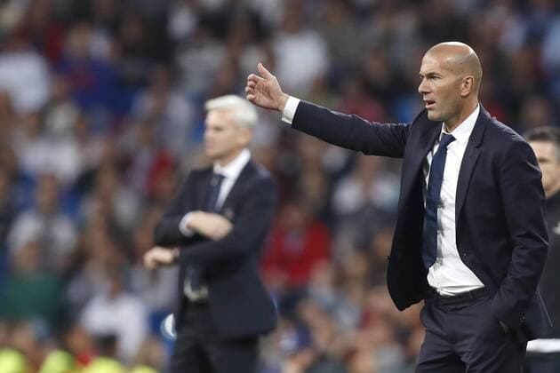 Real Madrid s French coach Zinedine Zidane (R) during the UEFA Champions League match between Real Madrid and Legia Warsaw at Santiago Bernabeu stadium in Madrid, Spain, 18 October 2016. REAL MADRID VS. LEGIA WARSAW !ACHTUNG: NUR REDAKTIONELLE NUTZUNG!  MAD001 20161018-636124237396996731
