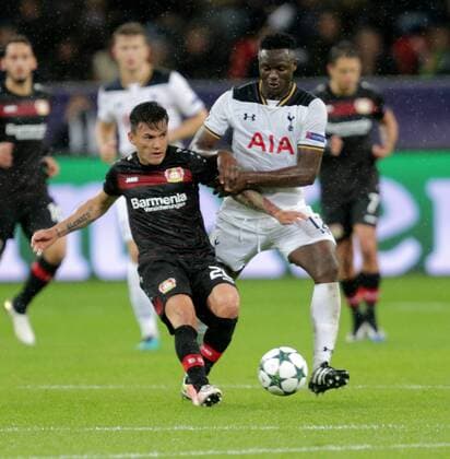 GER, UEFA CL, Bayer 04 Leverkusen (GER) vs Tottenham Hotspur (GB) 18.10.2016, BayArena, Leverkusen, GER, UEFA CL, Bayer 04 Leverkusen (GER) vs Tottenham Hotspur (GB) Charles Aranguiz (Leverkusen), Victor Wanyama (Tottenham) nordphotoxBratic