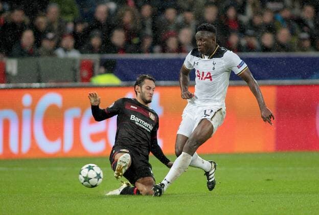 18.10.2016 - Foul von Hakan Calhanoglu (Bayer 04 Leverkusen) gegen Victor Wanyama (Tottenham Hotspur) beim Champions League Gruppenspiel (Saison 2016 17) Bayer Leverkusen - Tottenham Hotspur.