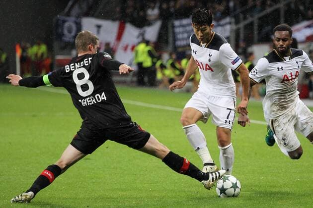 18.10.2016, Fussball Champions League 2016 17, Vorrunde, 3. Spieltag, Bayer 04 Leverkusen - Tottenham Hotspur, v. l. Lars Bender (Bayer 04 Leverkusen) im Duell mit Heung-Min Son (Tottenham Hotspur)