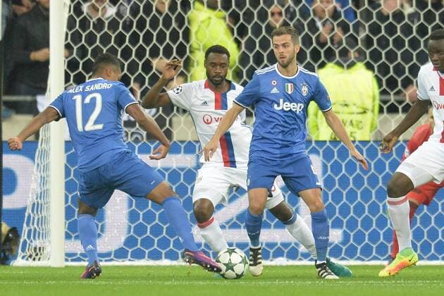 Nicolas Nkoulou (lyon) vs Alex Sandro (juventus) - Fussball, Champions League, Olympique Lyon vs. Juventus Turin - 18 10 2016 FredericChambert Panoramic 
