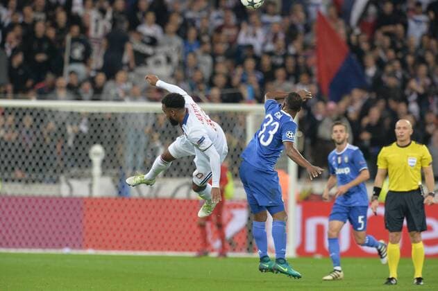 Alexandre Lacazette (lyon) vs Patrice Evra (juventus) - Fussball, Champions League, Olympique Lyon vs. Juventus Turin - 18 10 2016 FredericChambert Panoramic 