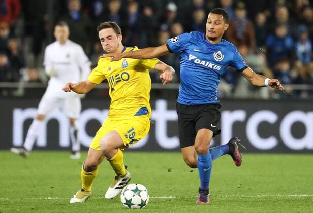 Porto s forward Diogo Jota and Club s Ricardo van Rhijn fight for the ball during the third game of the group stage of the UEFA Champions League competition between Belgian first division soccer team Club Brugge KV and Portugese club FC Porto in Brugge, Tuesday 18 October 2016. VIRGINIExLEFOUR  x04959855x