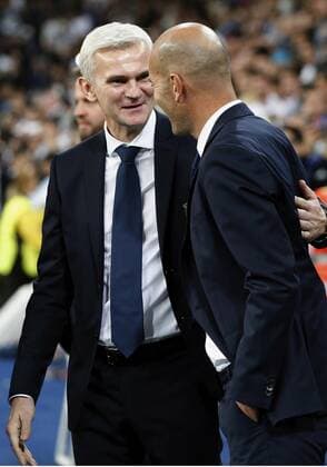 Real Madrid s French coach Zinedine Zidane (R) greets Legia s Polish coach Jecek Magiera during the UEFA Champions League match between Real Madrid and Legia Warsaw at Santiago Bernabeu stadium in Madrid, Spain, 18 October 2016. REAL MADRID VS. LEGIA WARSAW !ACHTUNG: NUR REDAKTIONELLE NUTZUNG!  MAD001 20161018-636124243204490275