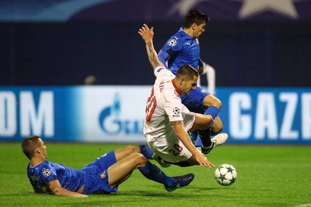 SOCCER - CL, Zagreb vs Sevilla ZAGREB,CROATIA,18.OCT.16 - SOCCER - UEFA Champions League, group stage, GNK Dinamo Zagreb vs Sevilla FC. Image shows Filip Benkovic (Zagreb), Vitolo (Sevilla) and Leonardo Sigali (Zagreb). GEPAxpictures xMaticxKlansek