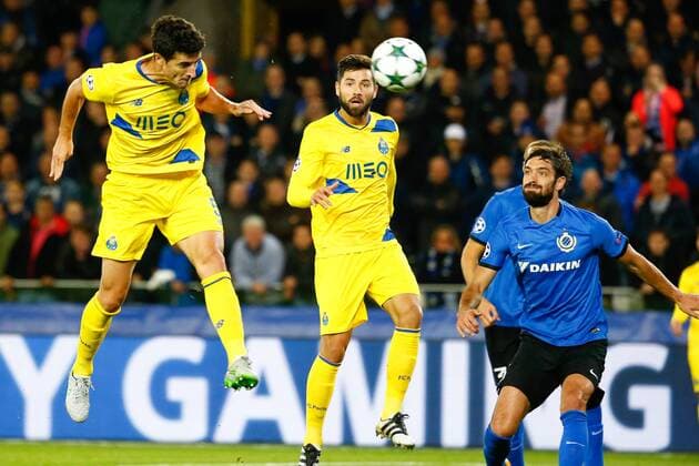 Porto s defender Ivan Marcano and Club s Benoit Poulain fight for the ball during the third game of the group stage of the UEFA Champions League competition between Belgian first division soccer team Club Brugge KV and Portugese club FC Porto in Brugge, Tuesday 18 October 2016. KURTxDESPLENTER  x04959809x