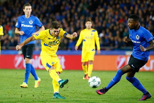 Porto s defender Ivan Marcano and Club s Stefano Denswil fight for the ball during the third game of the group stage of the UEFA Champions League competition between Belgian first division soccer team Club Brugge KV and Portugese club FC Porto in Brugge, Tuesday 18 October 2016. KURTxDESPLENTER  x04959811x