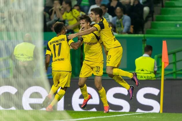 Fußball, CL, Sporting Lissabon - Borussia Dortmund Lissabon, Portugal 18.10.2016, UEFA Champions League - 2016 17 Season, Group F - Matchday 3, Sporting Lissabon - BV Borussia Dortmund, Jubel um den Torschuetzen zum 0:2 Julian Weigl (BVB) ( DeFodi048