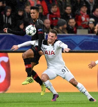 Championsleague: Bayer 04 Leverkusen - Tottenham Hotspurs 18.10.2016. Zweikampf zw. Benjamin Henrichs (LEV li.) und Vincent Janssen (Spurs). HM