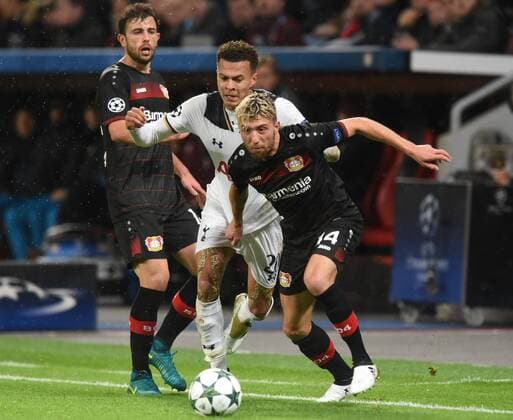 Championsleague: Bayer 04 Leverkusen - Tottenham Hotspurs 18.10.2016. Kevin Kampl (LEV) vor Dele Alli (Spurs). Hinten: Admir Mehmedi (LEV). HM