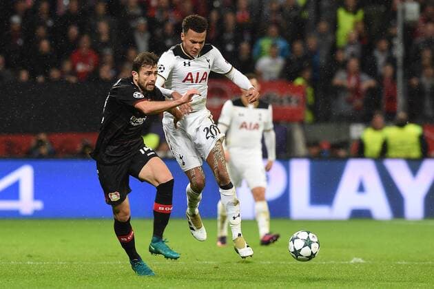 Fußball Champions League Gruppenphase 3. Spieltag Bayer Leverkusen - Tottenham Hotspur am 18.10.2016 in der BayArena in Leverkusen Admir Mehmedi ( Leverkusen ), vorne - Dele Alli ( Tottenham ), hinten xRx