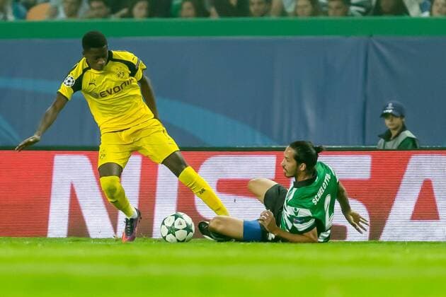 Fußball, CL, Sporting Lissabon - Borussia Dortmund Lissabon, Portugal 18.10.2016, UEFA Champions League - 2016 17 Season, Group F - Matchday 3, Sporting Lissabon - BV Borussia Dortmund, Ezequiel Schelotto (SCP 2) gegen Ousmane Dembele ( DeFodi048