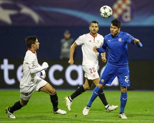 SOCCER - CL, Zagreb vs Sevilla ZAGREB,CROATIA,18.OCT.16 - SOCCER - UEFA Champions League, group stage, GNK Dinamo Zagreb vs Sevilla FC. Image shows Leonardo Sigali (Zagreb), Luciano Vietto (Sevilla) and Vitolo (Sevilla). GEPAxpictures xMaticxKlansek