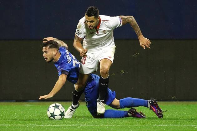 SOCCER - CL, Zagreb vs Sevilla ZAGREB,CROATIA,18.OCT.16 - SOCCER - UEFA Champions League, group stage, GNK Dinamo Zagreb vs Sevilla FC. Image shows Petar Stojanovic (Zagreb) and Vitolo (Sevilla). GEPAxpictures xMaticxKlansek