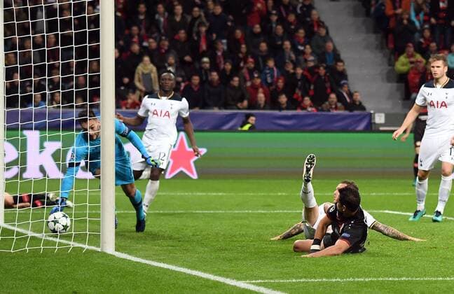 18.10.2016, xjhx, Fussball Champions League, Bayer 04 Leverkusen - Tottenham Hotspur, emspor , v.l. CHICHARITO (Bayer Leverkusen), Hugo Lloris (Tottenham Hotspur) rettet , Kieran Trippier (Tottenham Hotspur) Leverkusen