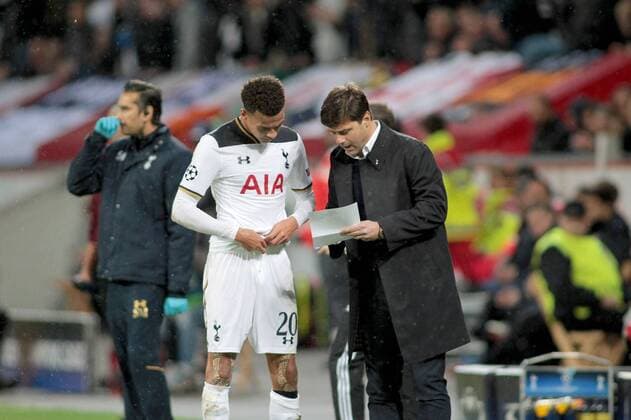 18.10.2016 - Cheftrainer Mauricio Pochettino (Tottenham Hotspur) gibt Dele Alli (Tottenham Hotspur) neue Anweisungen beim Champions League Gruppenspiel (Saison 2016 17) Bayer Leverkusen - Tottenham Hotspur.