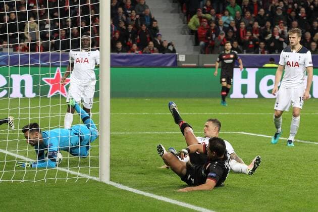 18.10.2016, Fussball Champions League 2016 17, Vorrunde, 3. Spieltag, Bayer 04 Leverkusen - Tottenham Hotspur, v. l. v. l. Hugo Lloris (Tottenham Hotspur) hält den Ball von Javier Hernandez (Bayer 04 Leverkusen) auf der Linie
