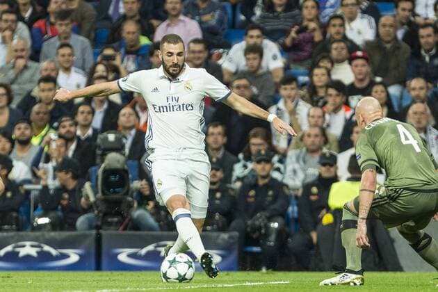 Real Madrid s Karim Benzema during the match of UEFA Champions League group stage between Real Madrid and Legia de Varsovia at Santiago Bernabeu Stadium in Madrid, Spain. October 18, 2016.  (20161018025)