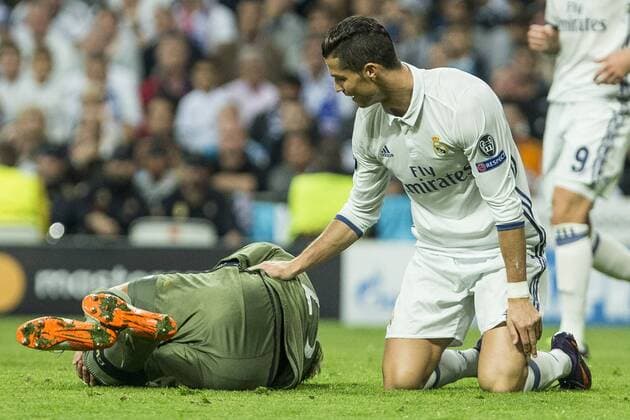 Legia Warszawa s Kasper Hamalinen Real Madrid s Cristiano Ronaldo during the match of UEFA Champions League group stage between Real Madrid and Legia de Varsovia at Santiago Bernabeu Stadium in Madrid, Spain. October 18, 2016.  (20161018036)