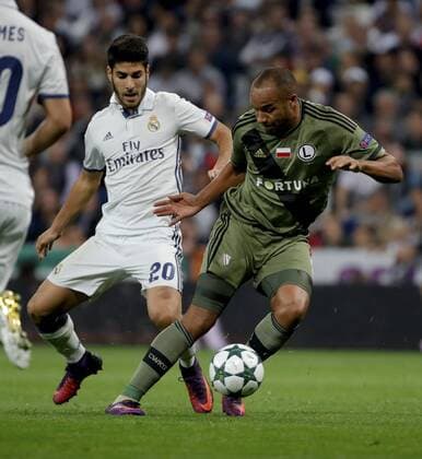 Real Madrid s Spanish midfielder Marco Asensio (L) fights for the ball with Legia s ghanian midfielder Marco Asensio during the UEFA Champions League match between Real Madrid and Legia Warsaw at Santiago Bernabeu stadium in Madrid, Spain, 18 October 2016. REAL MADRID VS. LEGIA WARSAW !ACHTUNG: NUR REDAKTIONELLE NUTZUNG!  MAD001 20161018-636124254178639469