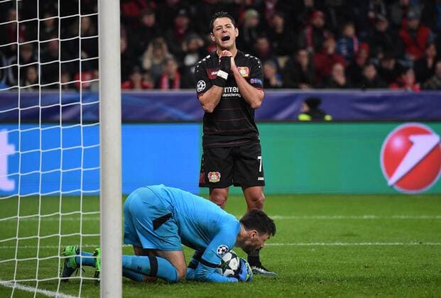 18.10.2016, xjhx, Fussball Champions League, Bayer 04 Leverkusen - Tottenham Hotspur, emspor , v.l. Hugo Lloris (Tottenham Hotspur), CHICHARITO (Bayer Leverkusen) enttaeuscht, enttaeuscht schauend, dissapointed Leverkusen